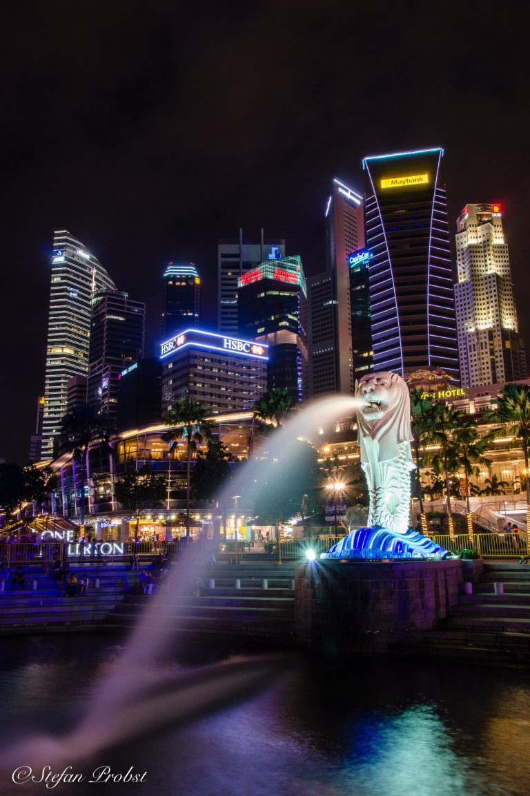 Der Merlion, das Wahrzeichen Singapurs bei Nacht
