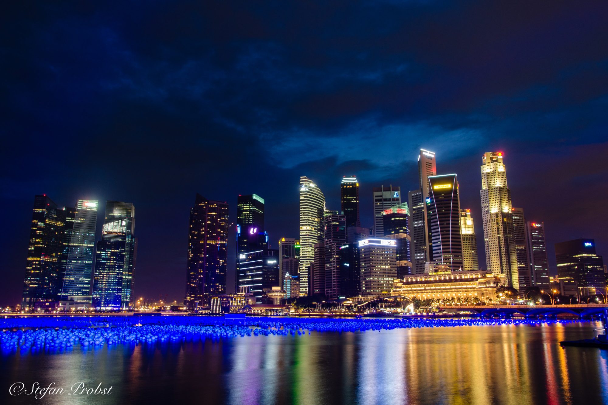 Skyline von Singapur am späten Abend