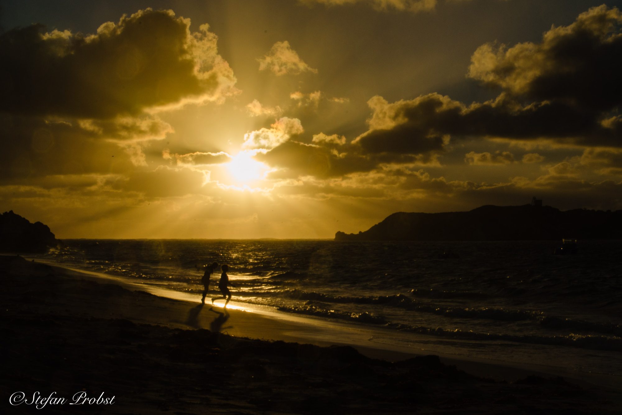 Im Sonnenuntergang spielende Kinder  am Strand der Hamelin Bay