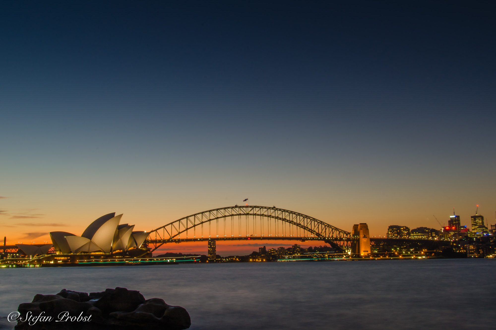 Blick vom Mrs. Macquaries Point auf die Oper von Sydney und die Harbour Bridge