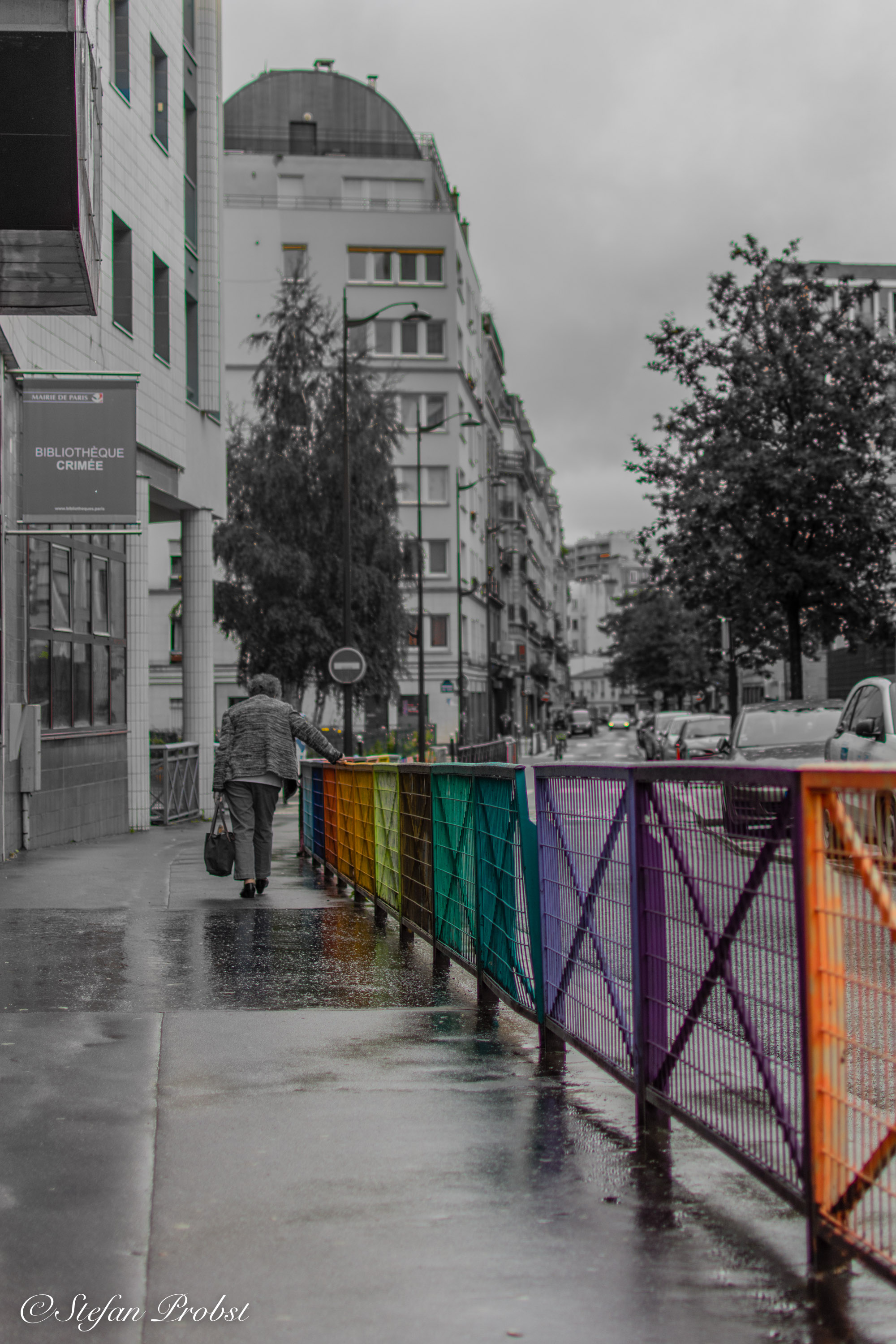 Ein Wochenende in Paris - Farbige Geländer an Straße