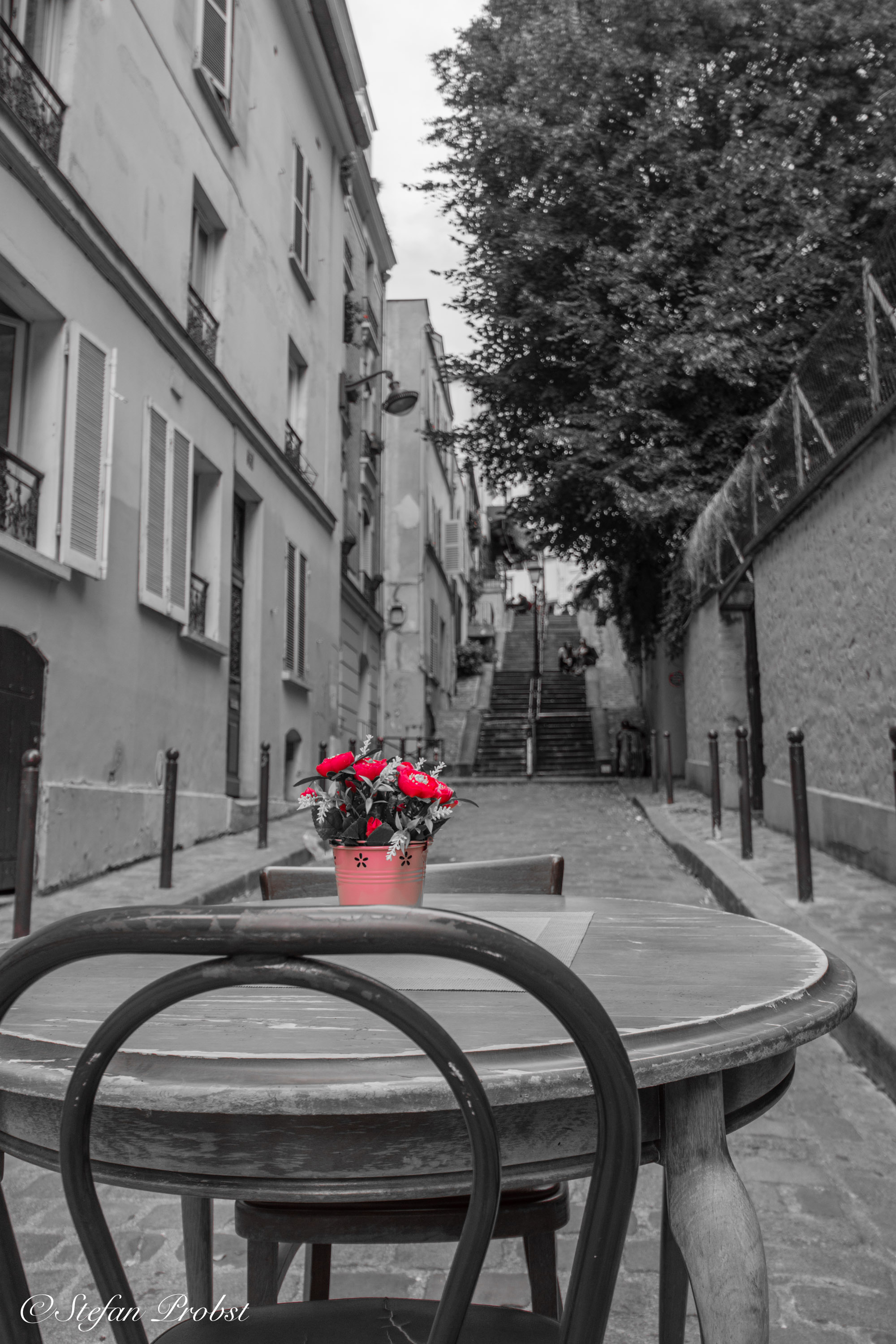 Ein Wochenende in Paris - Seitenstraße mit Tisch und roten Blumen