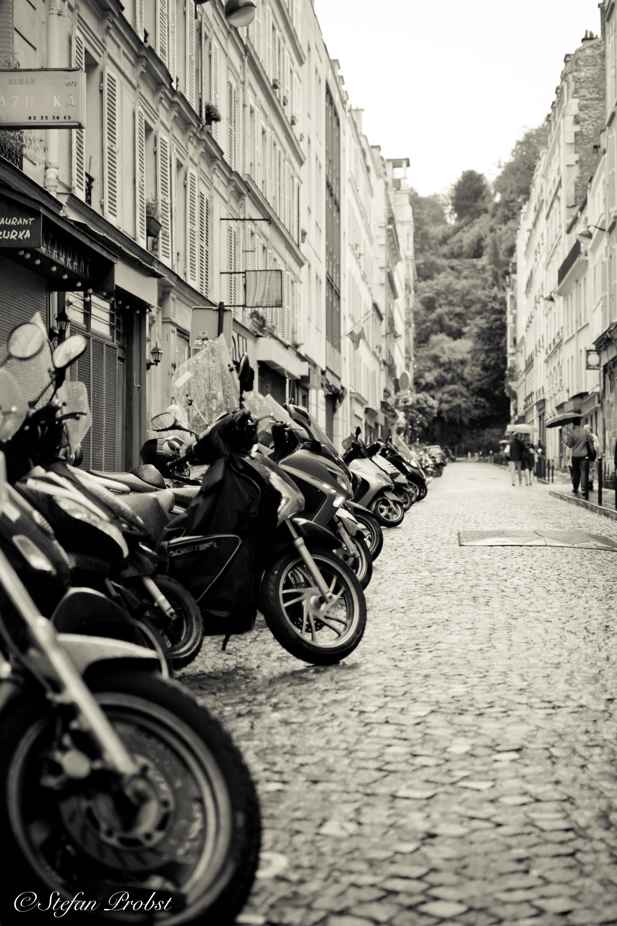 Ein Wochenende in Paris - Seitenstraße mit geparkten Motorrädern