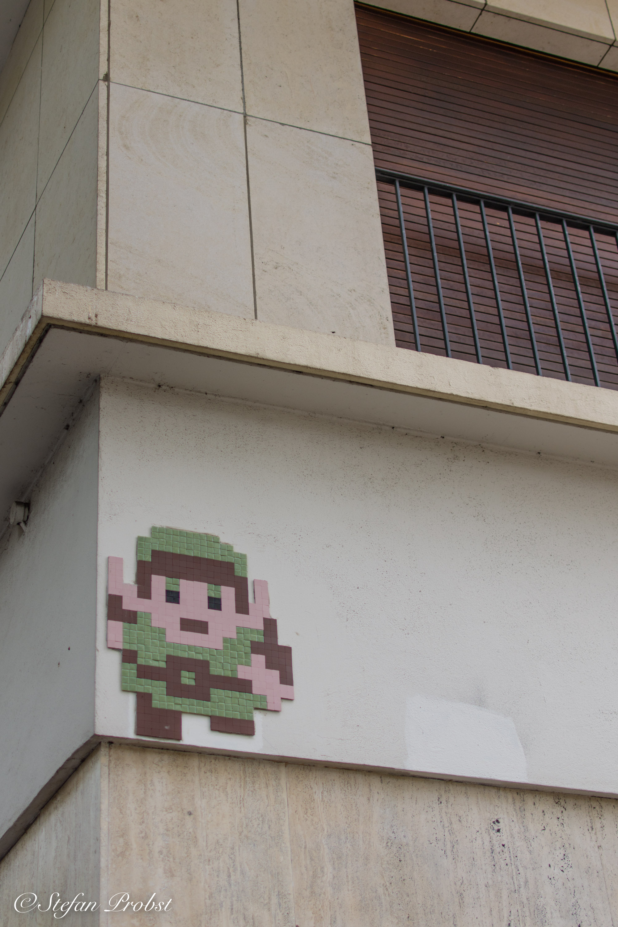 Ein Wochenende in Paris - Pixel Art an Hauswand
