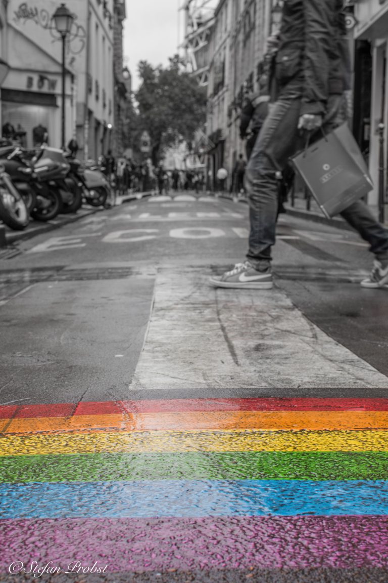 Ein Wochenende in Paris - Regenbogen auf Straße