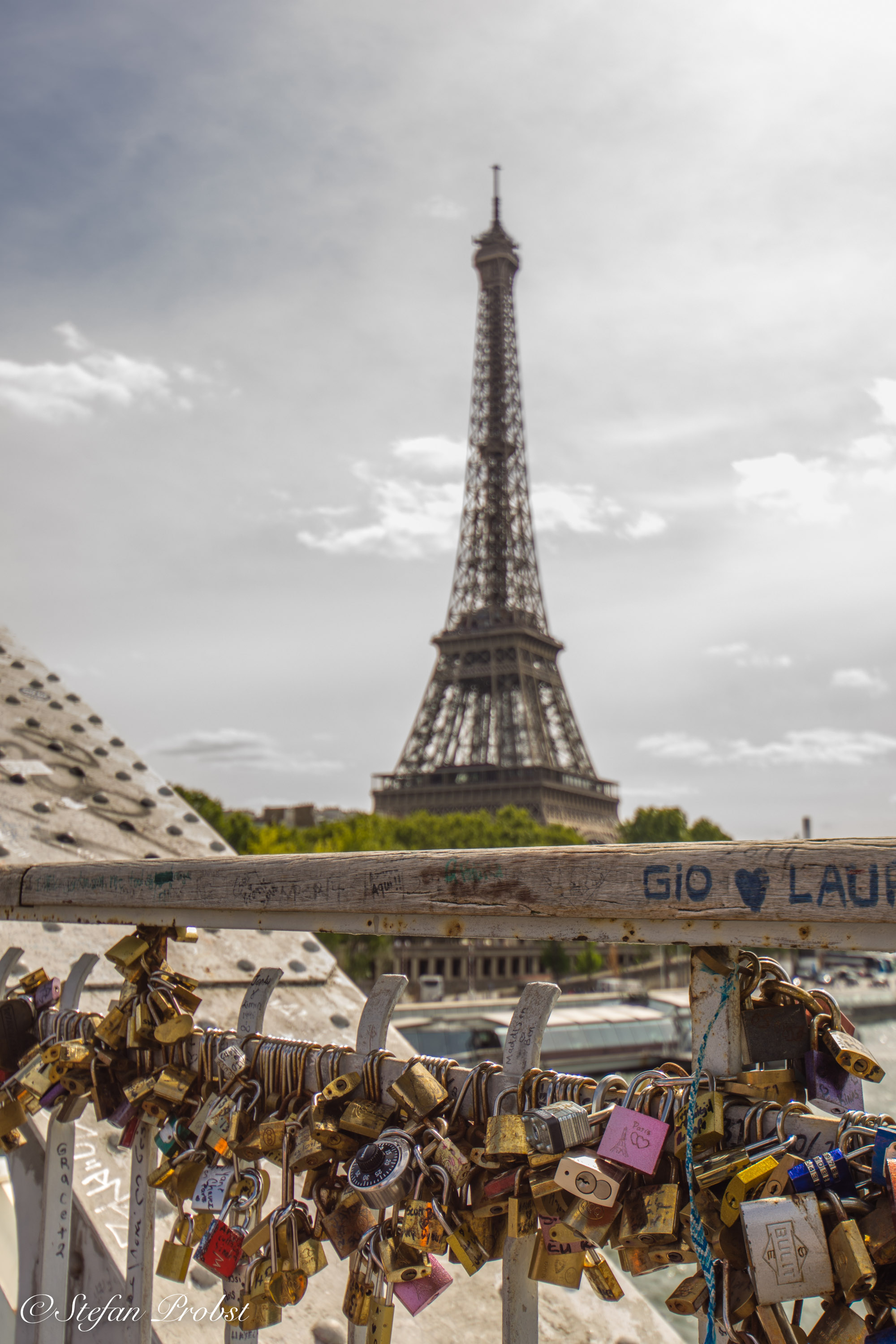 Ein Wochenende in Paris - Eiffelturm mit Schlössern an Brückengeländer