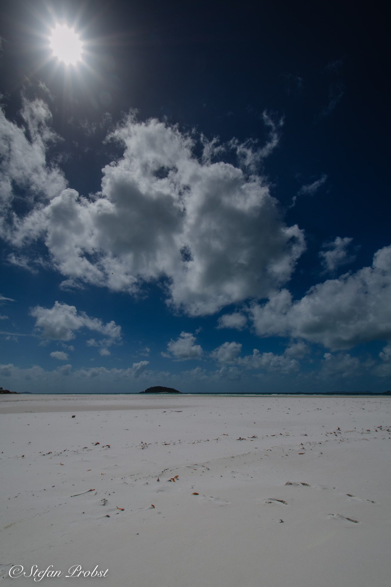 Blauer Himmel mit Schleierwolken am Whitehaven Beach
