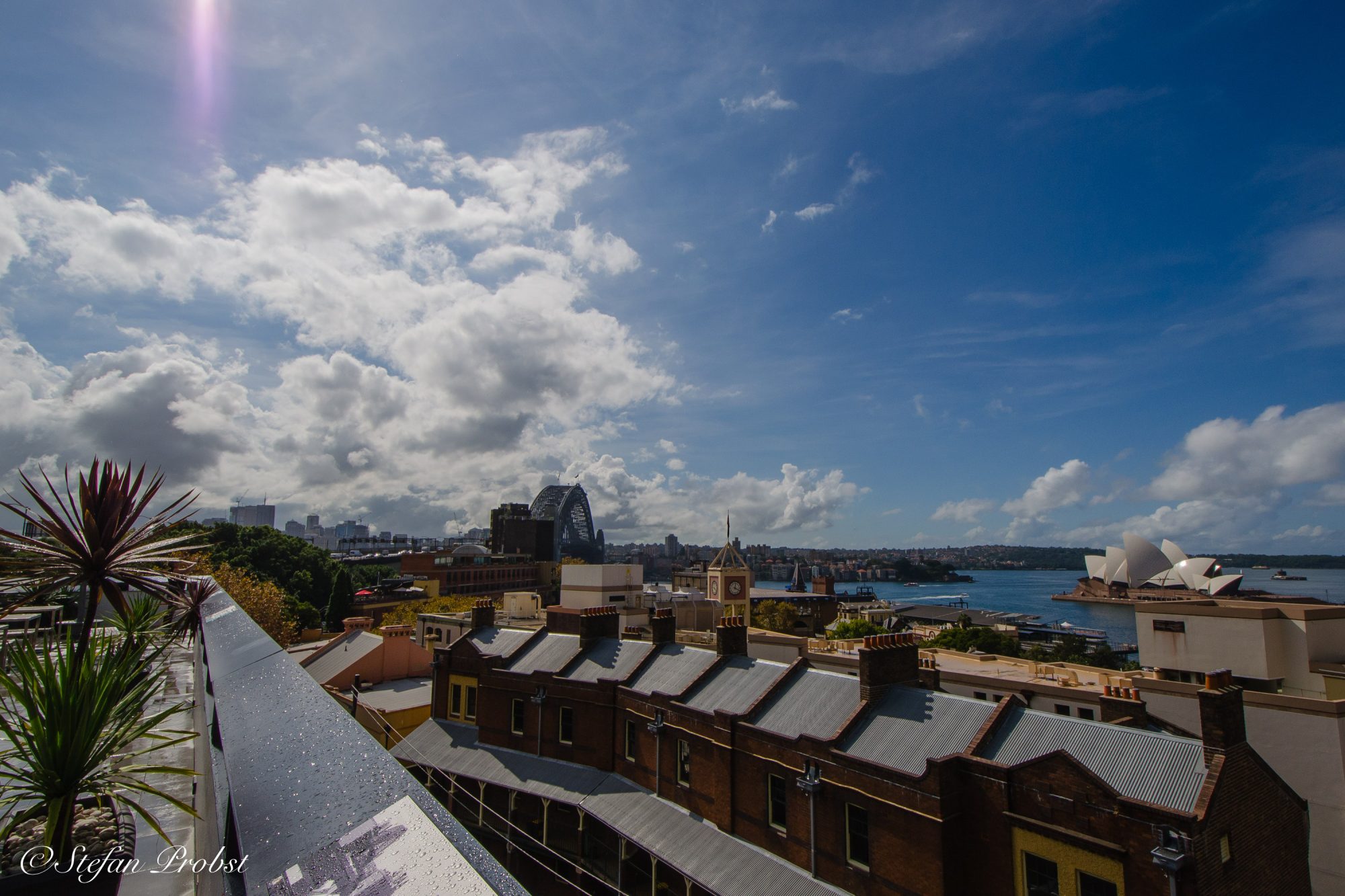 Blick von der Dachterasse des YHA The Rocks in Sydney auf die Sydney Oper und die Harbour Bridge