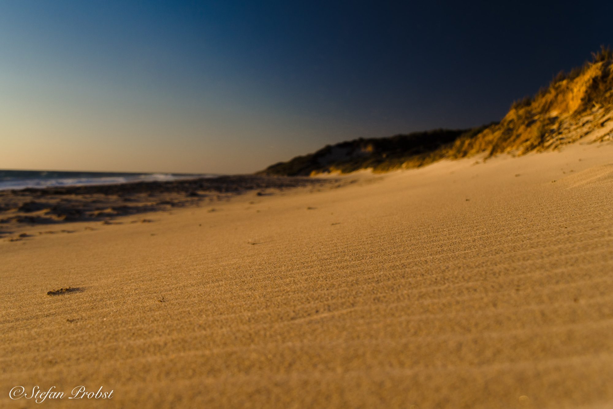 Sand an einem Strand in Wellenform