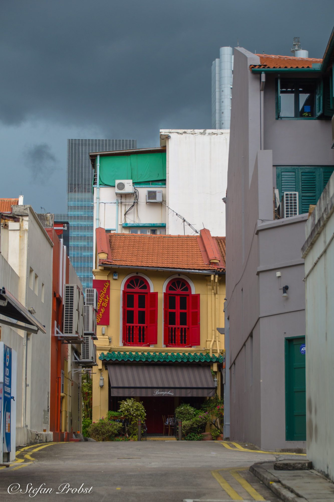 Alte farbenfrohe Häuser in den Hochhausschluchten Singapurs