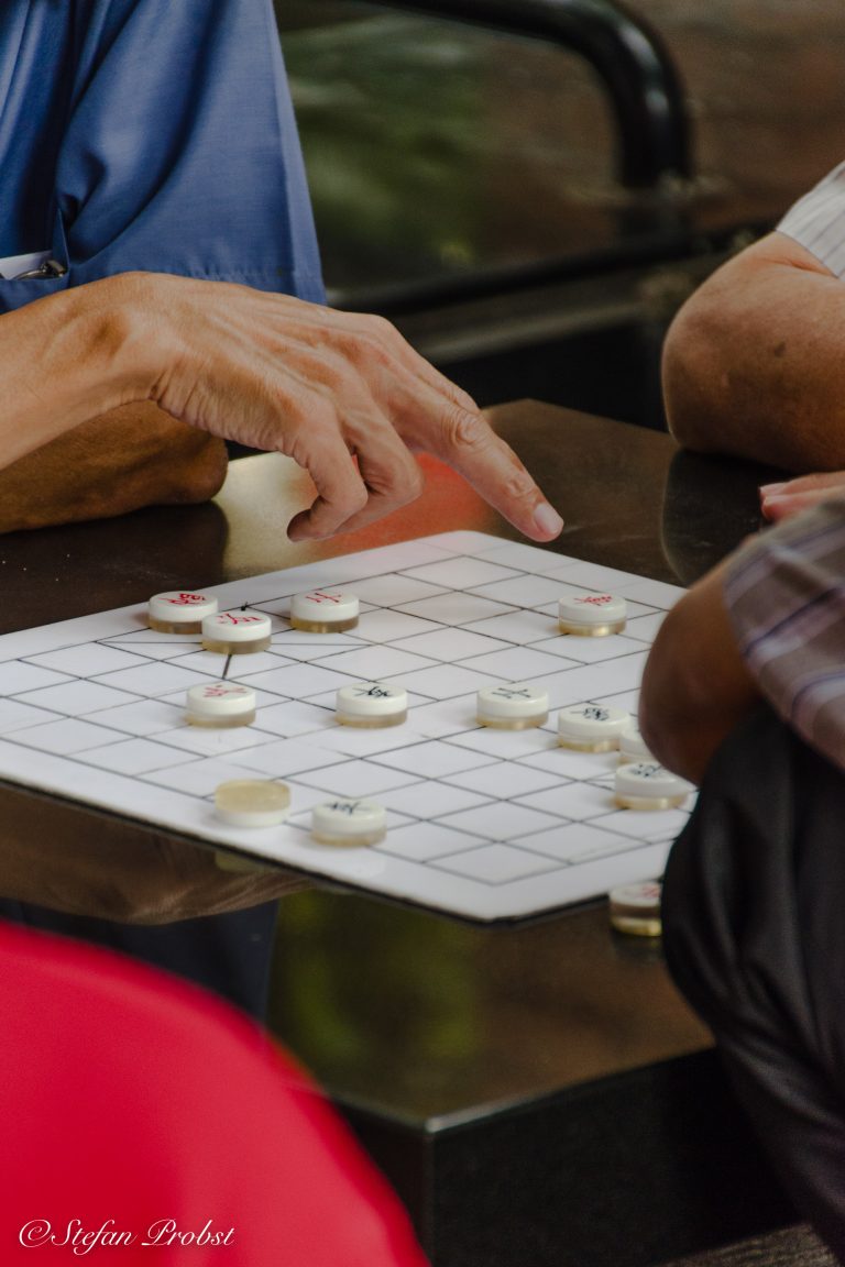 Ältere Männer spielen Go auf einem öffentlichen Platz in Singapur