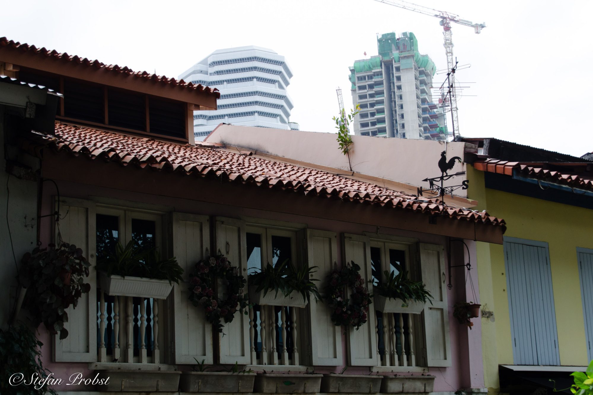 Alte typische Häuser in Singapur vor dem Neubau eines Hochhauses