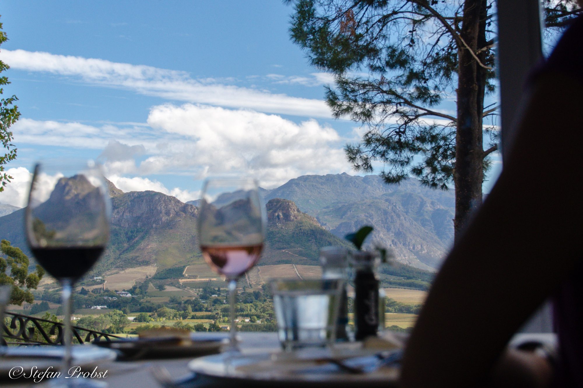 Südafrikas Gardenroute - Blick aus dem Restaurant La Petite Ferme auf die Berge der kleinen Karoo