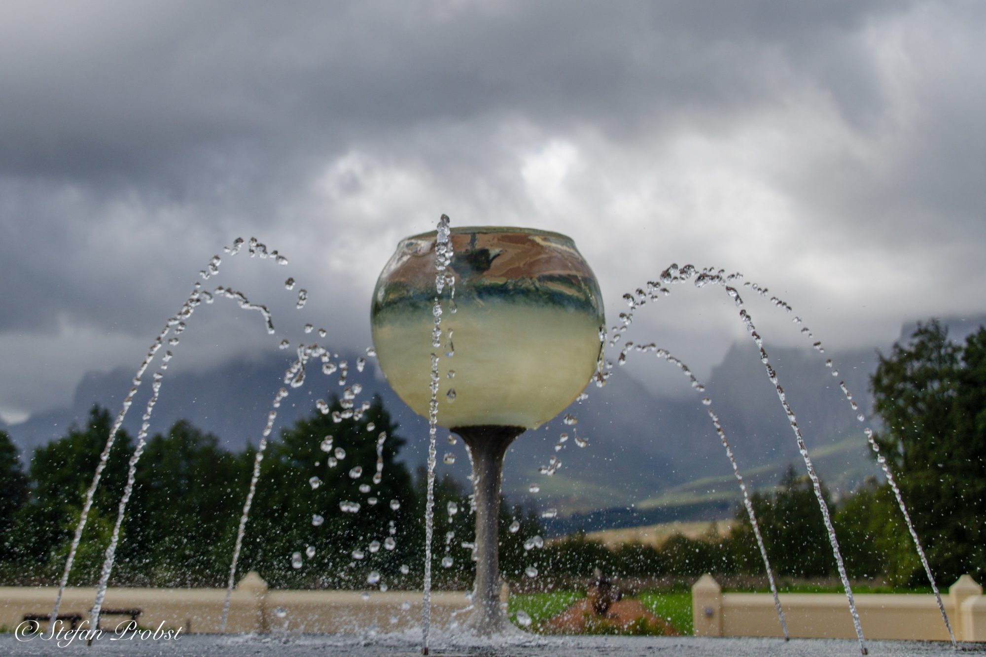 Südafrikas Gardenroute - Brunnen mit mittig platziertem Weinglas im Vergelegen Wine Estate