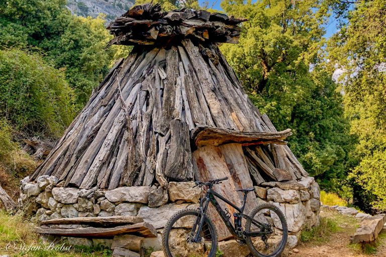 Mountainbiken auf Sardinien - Nuraghe auf dem Weg zur Gorrupo Schlucht