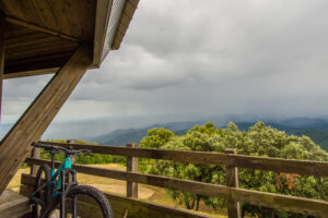 Serre de Barre Ausblick Mountainbike im Vordergrund