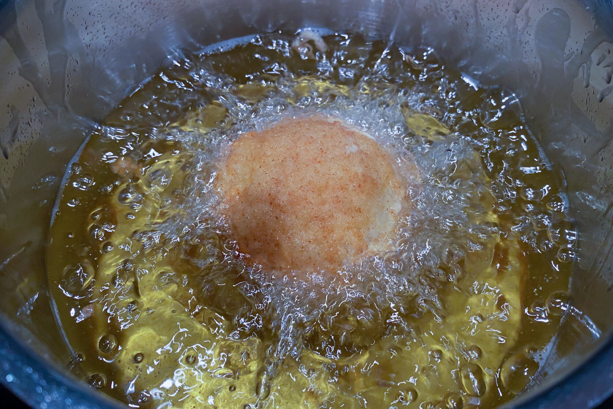 Arancini in heißem Frittieröl