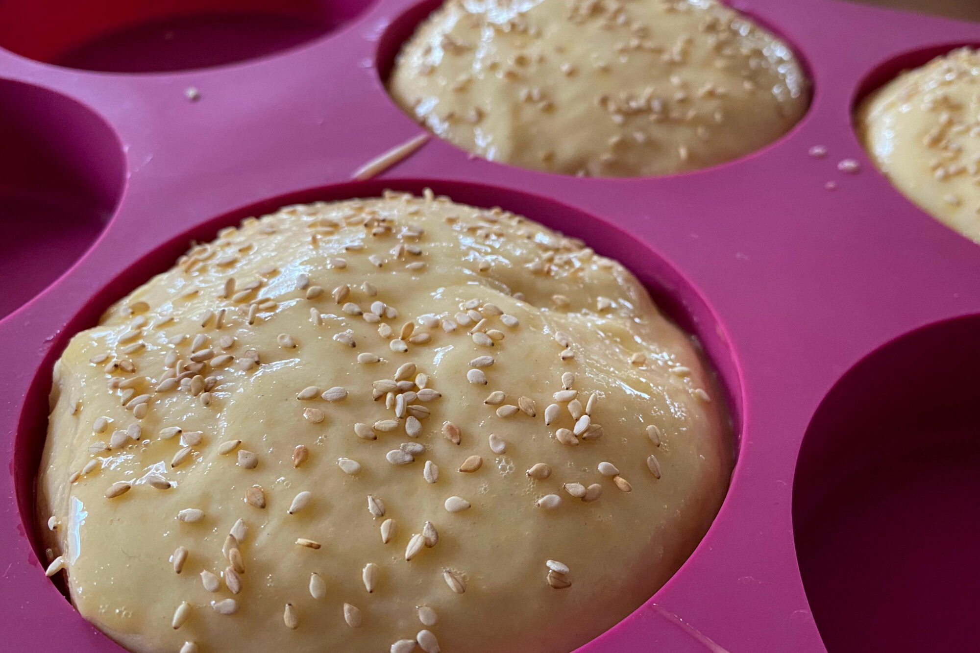 Brioche Burger Buns in Backform, Glasiert und mit Sesamsamen bestreut