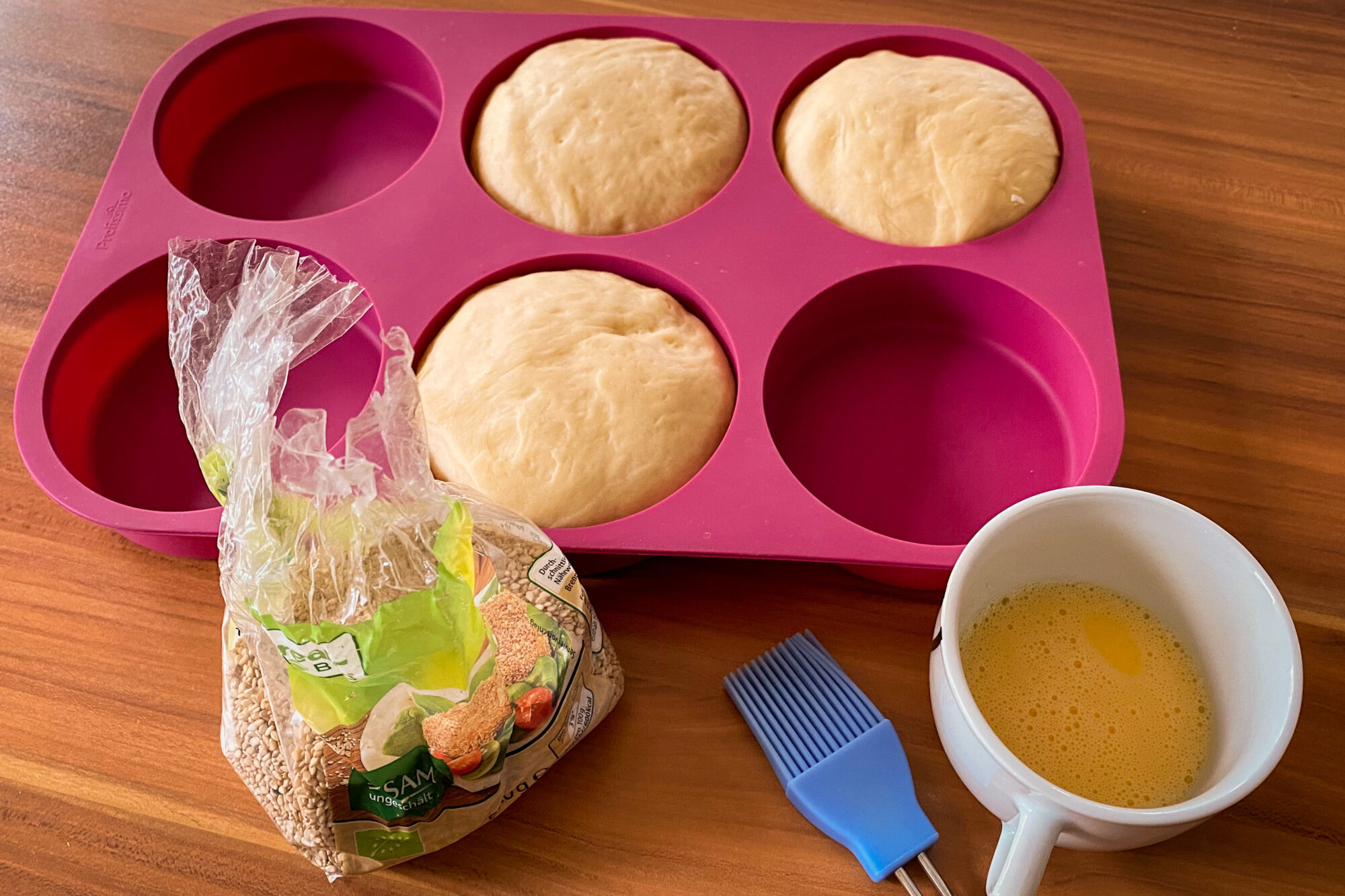 Brioche Burger Buns in Backform vor dem Glasieren und Backen