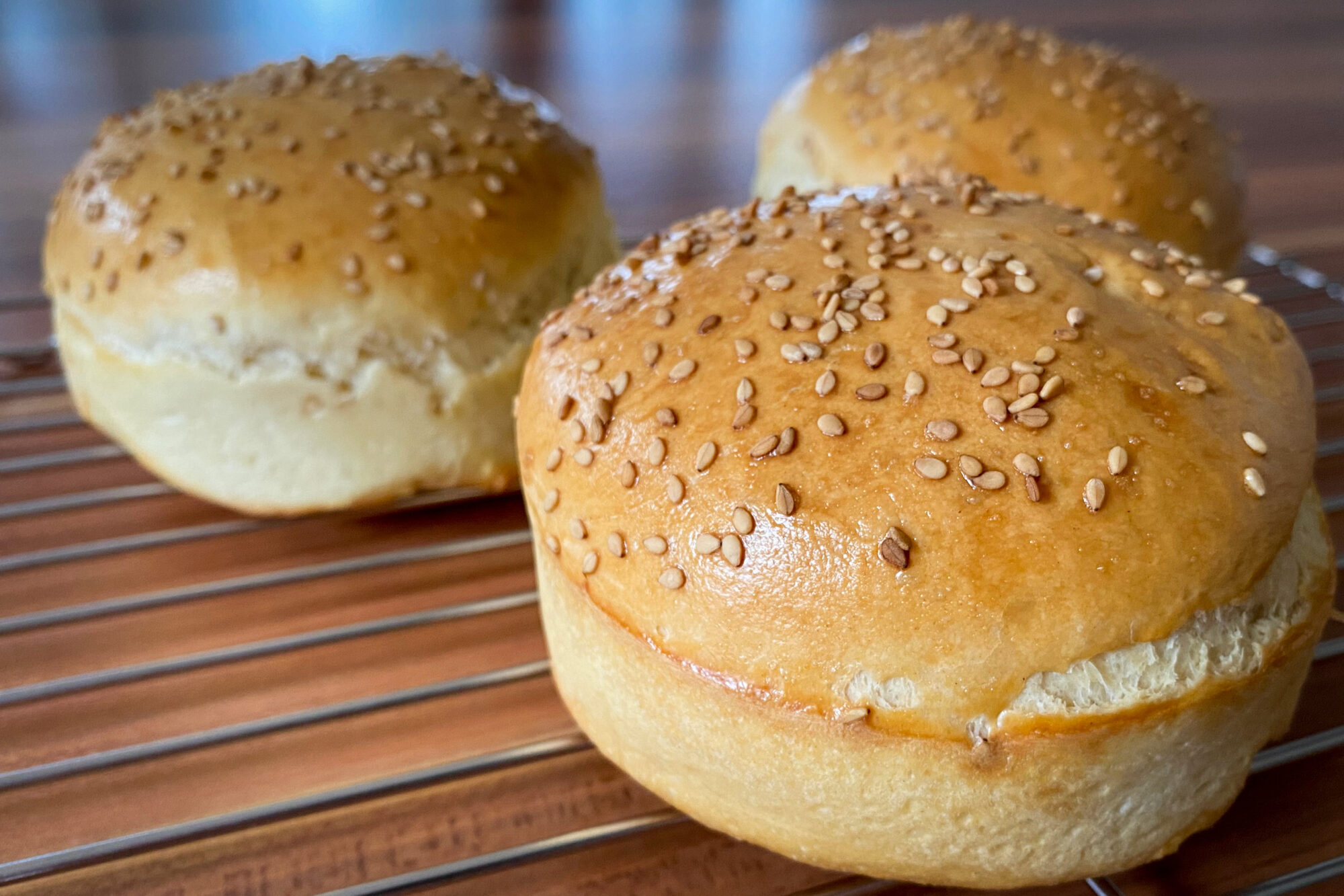 Fertig gebackene Brioche Burger Buns