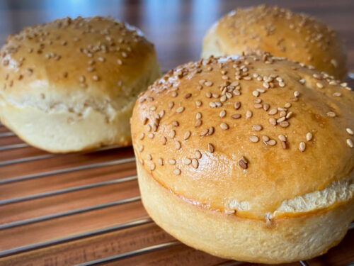 Fertig gebackene Brioche Burger Buns