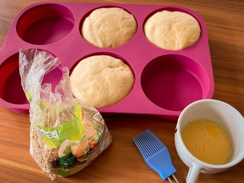 Brioche Burger Buns in Backform vor dem Glasieren und Backen