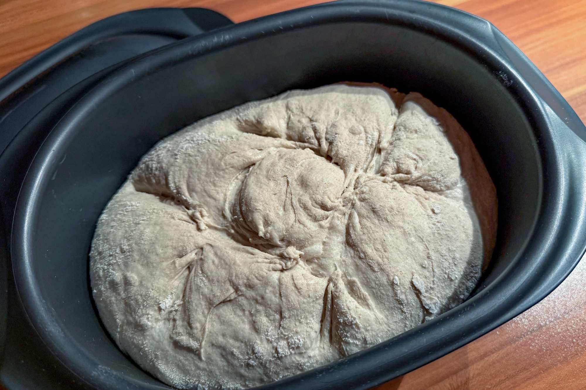 Brotteig in Brotbacktopf