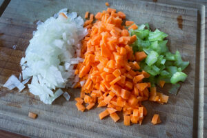 Zwiebeln, Karotten und Staudensellerie fein geschnitten